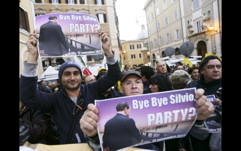 Cientos de personas se encuentran afuera de la Cámara de Diputados y del Palacio Grazioli, la residencia de Berlusconi. AP  /