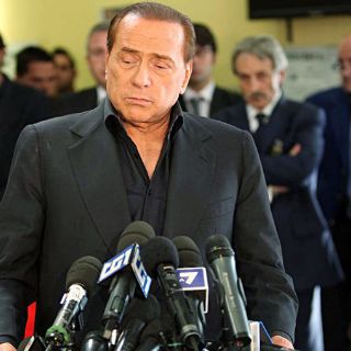 Finaliza la era de Berlusconi con crisis económica