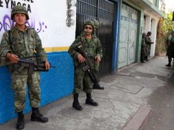 Elementos del Ejército Nacional resguardan el material electoral para la jornada a la gubernatura que tendrá lugar mañana. NTX  /