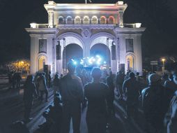 El escenario fue ubicado justo en medio de los Arcos sobre Avenida Vallarta.  /