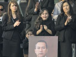 La familia de Francisco Blake Mora, durante el homenaje que recibió en el Campo Marte. AFP  /