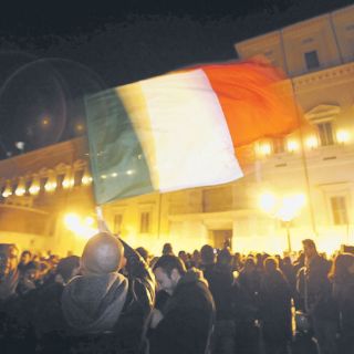 Miles de italianos festejan la salida de Berlusconi