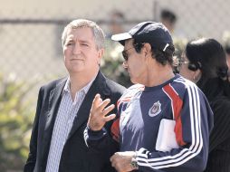 El presidente de Chivas, Jorge Vergara, y el entrenador del equipo, Fernando Quirarte, dialogan durante el amistoso contra Rayos.  /