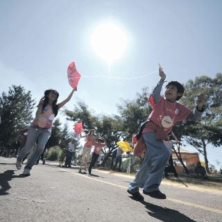 Papalotes surcan el cielo por la paz
