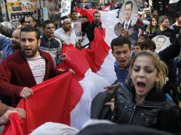 Sirios y líbanos asisten a una manifestación de apoyo al presidente sirio Bashar Assad en Beirut. EFE  /