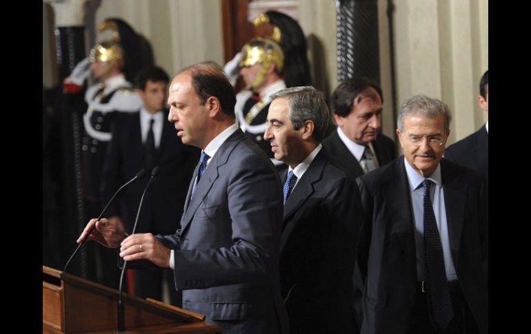 El secretario general del PDL, Angelino Alfano habla con la prensa tras la reunión con el presidente, Giorgio Napolitano. EFE  /