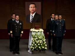 Frente a la imagen del secretario de gobernación se depositó la urna con sus cenizas, las cuales serán arrojadas al mar. AFP  /