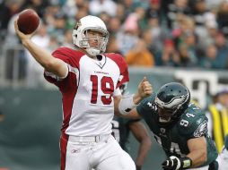 John Skelton hace el pase bajo la presión del tacleador de Águilas Derek Landri (94). REUTERS  /