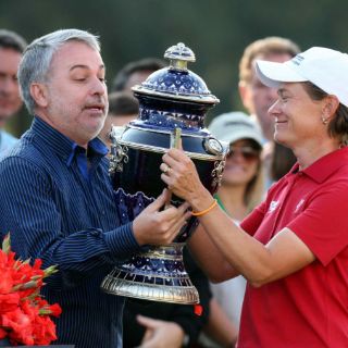 Entrega gobernador de Jalisco trofeo a Matthew