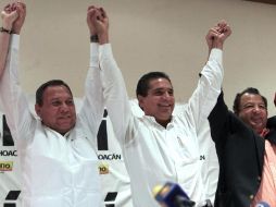 Jesús Zambrano, líder del PRD (i), confió en que los resultados darán el triunfo a Silvano Aureoles (c). EL UNIVERSAL  /