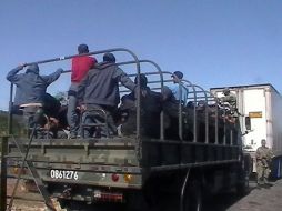 Elementos del Ejército mexicano aseguraron un tráiler en donde viajaban los migrantes. EL UNIVERSAL  /