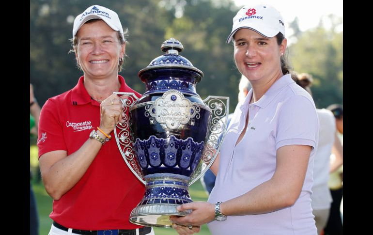 Catriona Matthew y Lorena Ochoa sostienen el trofeo que hoy ganó la escocesa. AFP  /