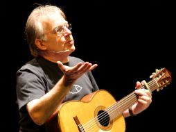 Pescetti le briindó al público una tarde para recordar, donde niños y abuelos disfrutaron las canciones, las historias y los juegos.  /