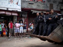 Policía apoyadas por vehículos blindados incursionaron en la mayor favela de Río de Janeiro para traer seguridad. AP  /