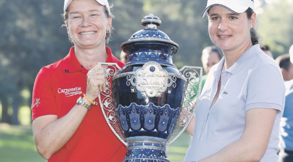 Lorena Ochoa (der.) posa con la nueva campeona del torneo del que es anfitriona, Catriona Matthew. AFP  /