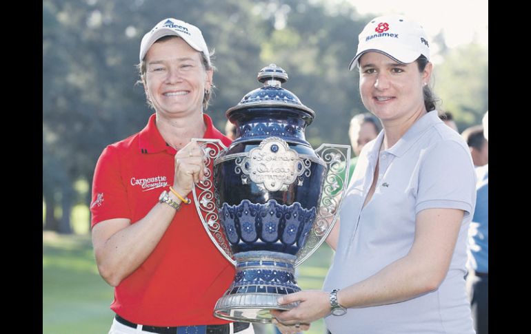 Lorena Ochoa (der.) posa con la nueva campeona del torneo del que es anfitriona, Catriona Matthew. AFP  /