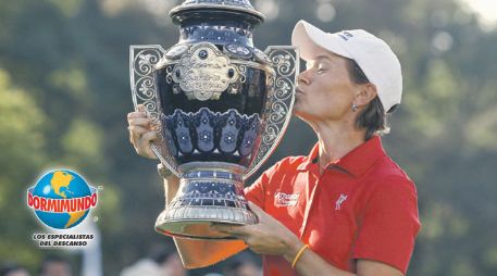 La golfista británica Catriona Matthew besa el trofeo de cerámica del Lorena Ochoa Invitational. EFE  /