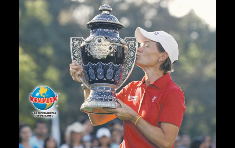 La golfista británica Catriona Matthew besa el trofeo de cerámica del Lorena Ochoa Invitational. EFE  /