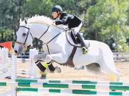 Juan Pablo Gaspar y su caballo ''Puertas Blue Dream'' fueron premiados ayer por ganar el Campeonato de Invierno 2011.  /
