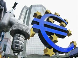 Una escultura con el símbolo del euro frente al edificio del Banco de Frankfurt. AP  /