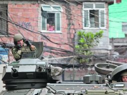 Elementos de la Infantería de Marina resguardan las calles de la favela Rocinha, en Brasil. EFE  /
