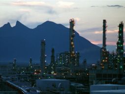 El ducto está cerca de los límites de la refinería de Cadereyta, se esperan pérdidas cuantiosas. ARCHIVO  /