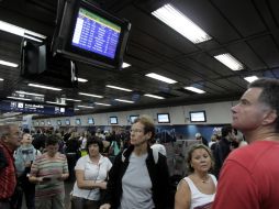 Pasajeros aguardan la partida de sus vuelos en el aeroparque metropolitano de Buenos Aires. EFE  /