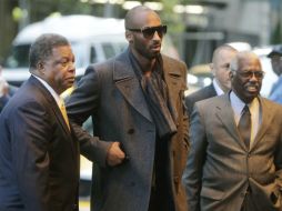 Kobe Bryant (c), de Los Ángeles Lakers, al momento de su llegada a la reunión. AP  /