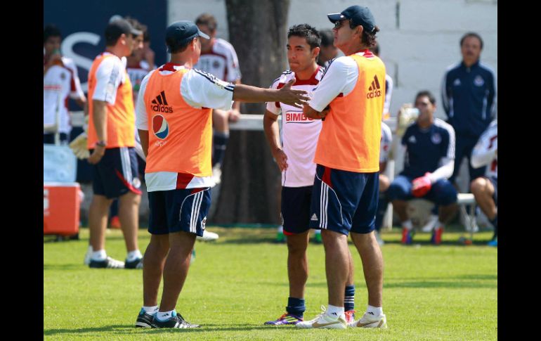 El volante rojiblanco trotó alrededor de la cancha dos de Verde Valle, durante la práctica matutina. ARCHIVO  /
