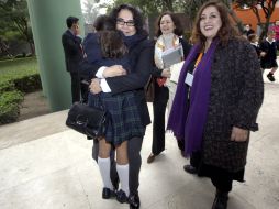 Consuelo Saizar, presidenta de Conaculta carga a su sobrina junto a Laura Emilia Pacheco en la inauguración de la FILIJ 2011. NOTIMEX  /