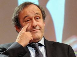 Michel Platini considera que al presidente de la FIFA, Joseph Blatter, no se interesará en uso de varios árbitros. EFE  /