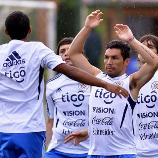 Cabañas apoya a Paraguay en su duelo contra Chile