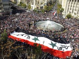 Este domingo, en el centro de Damasco, miles de manifestantes protestaron por la expulsión de Siria de la Liga Árabe. NTX  /