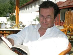 El escritor español ha escrito libros sobre la familia Nehru-Gandhi, como Sario rojo y Pasión india. ESPECIAL  /