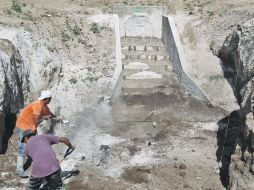 El pasado viernes se depositó cal en la zona de descarga de la Villa para eliminar los malos olores durante los Parapanamericanos.  /