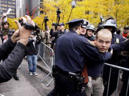 Los 'indignados' se han reunido en otro lugar del Bajo Manhattan y marchan por la calle Canal en protesta por el desalojo. AP  /