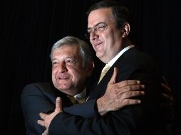Los aspirantes a la candidatura, Andrés Manuel López Obrador y Marcelo Ebrard, al hacer el anuncio. EFE  /