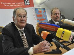 El ex juez Gerhard Schaefer y el ministro Jörg Geibert, ofrecieron una conferencia sobre la investigación a grupos neonazis. EFE  /