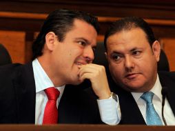 El alcalde Aristóteles Sandoval (izq), precisó que gastarán en 2012 un .5% menos que este 2011.  /