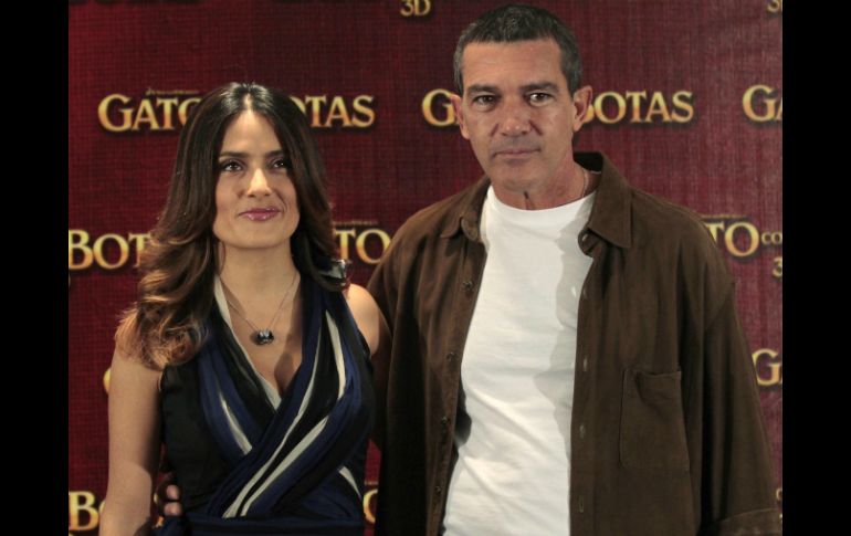 Salma y Antonio Banderas llegaron a México para promocionar ''El Gato con Botas''. REUTERS  /