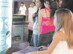 Fragmentos de un submarino, la osamenta de un delfín y barcos a escala formaron parte del evento.  /