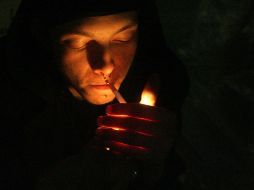 La medida pretende bajar el número de muertes provocadas por incendios causados por cigarros que se quedan encendidos. AFP  /