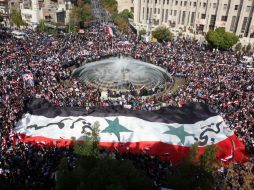 Manifestantes protestan contra la decisión de la Liga Árabe de prohibir temporalmente a Siria participar en sus reuniones. NTX  /
