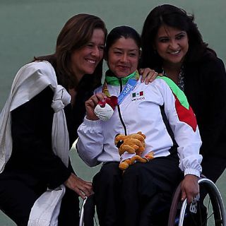 Margarita Zavala premia a Ortíz, medallista de oro