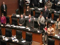 Legisladores guardaron un minuto de silencio en memoria de Blake Mora. NTX  /