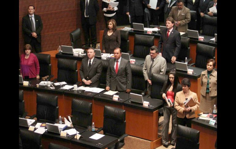 Legisladores guardaron un minuto de silencio en memoria de Blake Mora. NTX  /