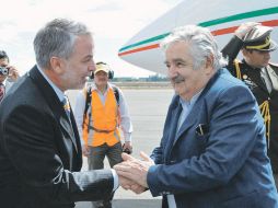 El gobernador de Jalisco, Emilio González, recibe en el aeropuerto al presidente de Uruguay, José Mujica. ESPECIAL  /