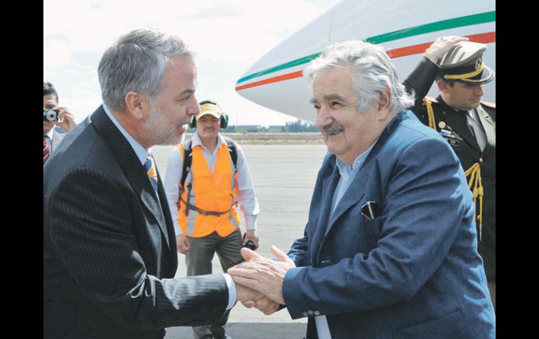 El gobernador de Jalisco, Emilio González, recibe en el aeropuerto al presidente de Uruguay, José Mujica. ESPECIAL  /