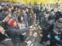 Integrantes del ''Ocupa Wall Street'' se enfrentan a policías. AP  /