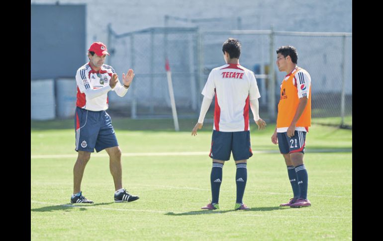 El ''Sheriff'' Quirarte (izq.) da indicaciones a sus pupilos durante la práctica de ayer efectuada en Verde Valle.  /